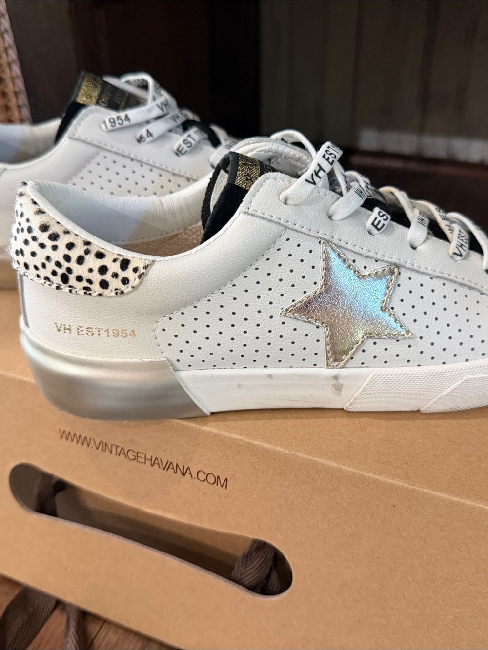 Vintage Havana Mag Women’s 7 White Black Gold Star Leather Sneakers w/ Box